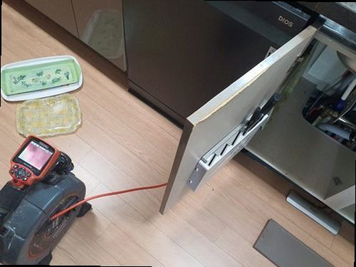 의정부 자금동 하수구막힘 배관 내부 상태를 점검하고 작업 방법을 비교하는 현장 모습