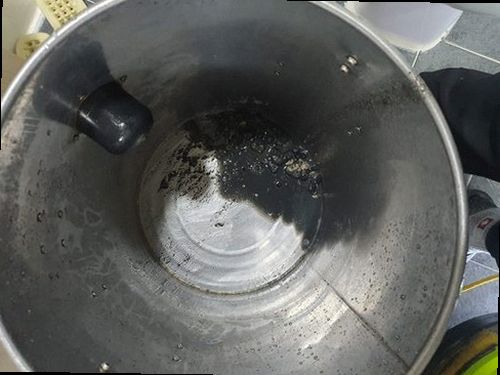 의정부 송산3동 하수구막힘 배수구 주변의 물 고임과 배수 상태를 확인하는 모습
